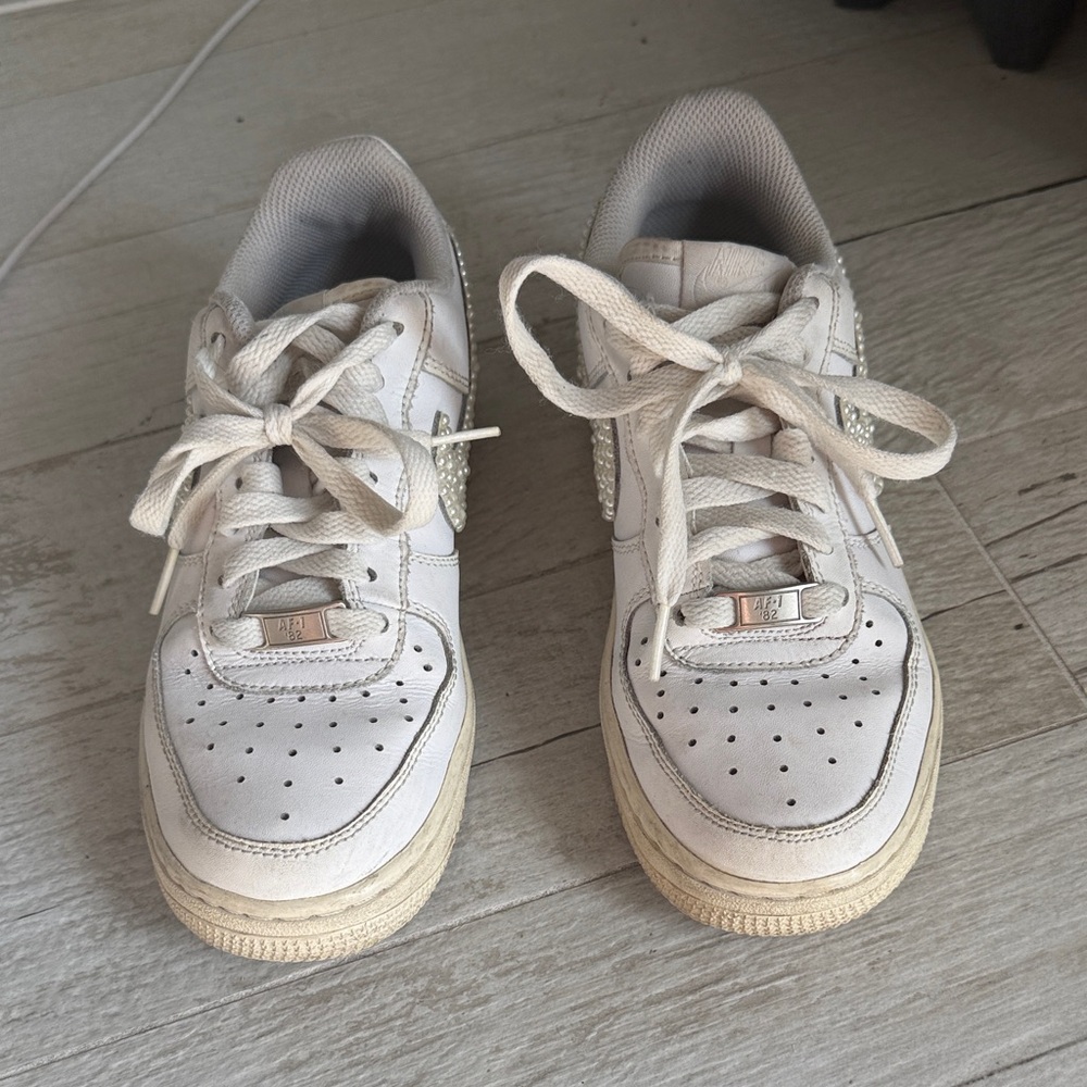Air Force 1 with the Nike sign in pearls. Youth 4.5 which is a woman 6/6.5.